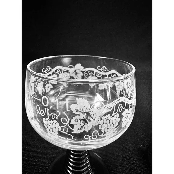 Luminarc France Green Etched Grapevine Wine Glasses beehive Stem ribbed Set of 2 - Picture 6 of 14